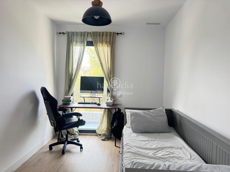 Foto 7928b41a-9317-4b07-9f68-a542356bdd6c. Alquiler dúplex moderno dúplex amueblado con piscina, parking y vistas a la naturaleza en Sabadell