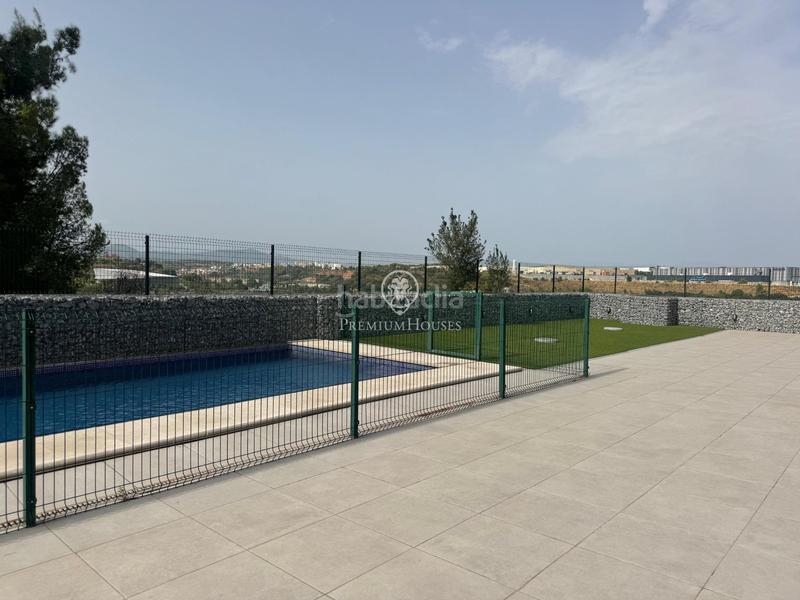 Foto 7af9a937-ee7c-4142-af94-9d04f359b839. Alquiler dúplex moderno dúplex amueblado con piscina, parking y vistas a la naturaleza en Sabadell