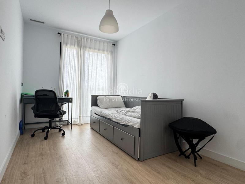 Foto 8a998e51-8642-40ab-9859-3e686fe41613. Alquiler dúplex moderno dúplex amueblado con piscina, parking y vistas a la naturaleza en Sabadell