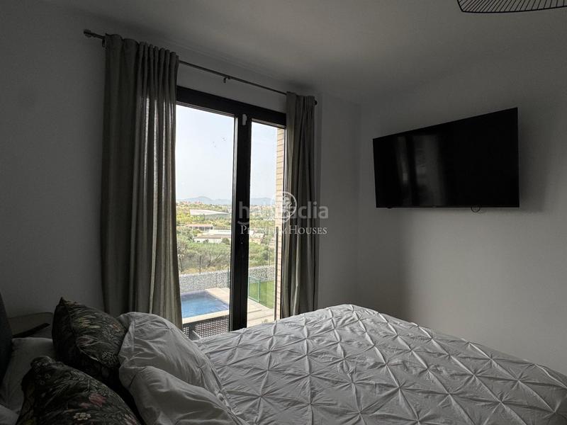 Foto a27a77a0-ca9d-4eec-86e2-5960b8230ef6. Alquiler dúplex moderno dúplex amueblado con piscina, parking y vistas a la naturaleza en Sabadell
