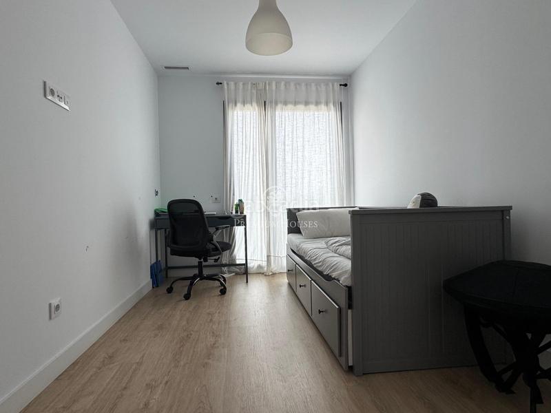 Foto b2a5bca7-c7c3-46b4-abd4-9759b044a97a. Alquiler dúplex moderno dúplex amueblado con piscina, parking y vistas a la naturaleza en Sabadell