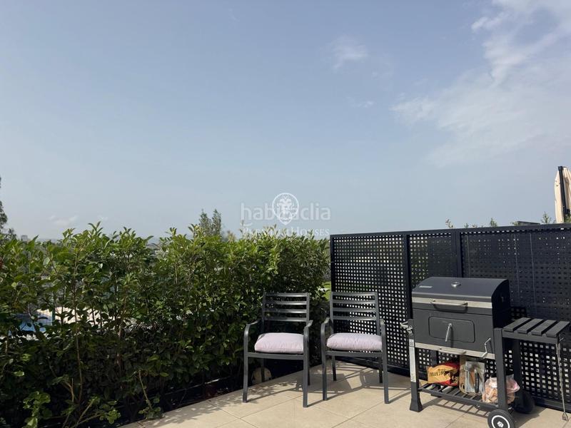 Foto e80ea2d7-b0cb-487b-befb-d42e0e9bd599. Alquiler dúplex moderno dúplex amueblado con piscina, parking y vistas a la naturaleza en Sabadell