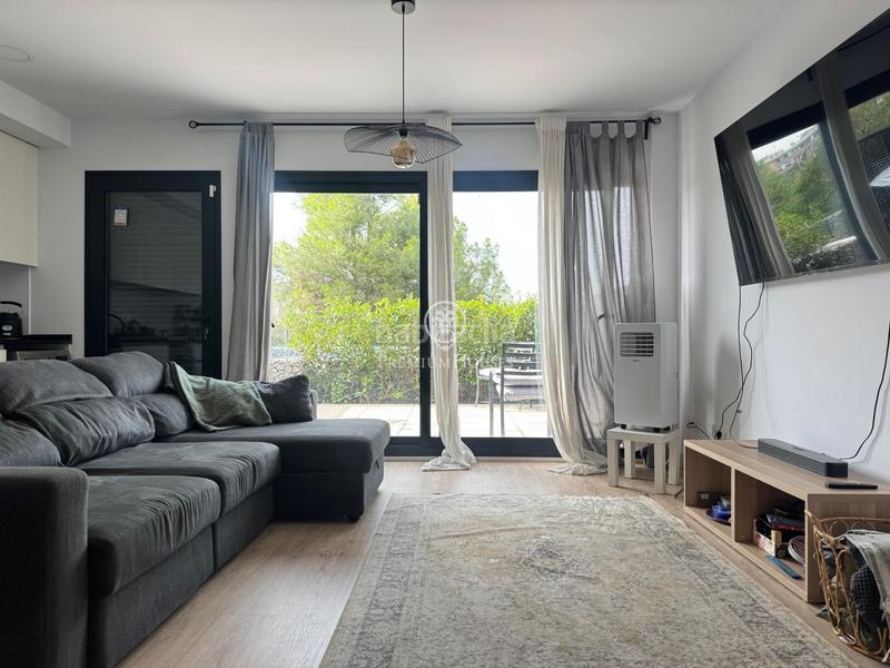 Foto e836acd4-6465-4cee-8d38-905cf8f1a746. Alquiler dúplex moderno dúplex amueblado con piscina, parking y vistas a la naturaleza en Sabadell