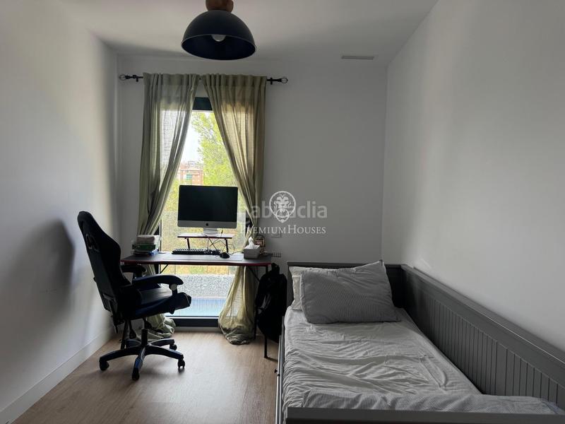 Foto eae496cd-b91d-484f-85c5-2c6d2e38067b. Alquiler dúplex moderno dúplex amueblado con piscina, parking y vistas a la naturaleza en Sabadell