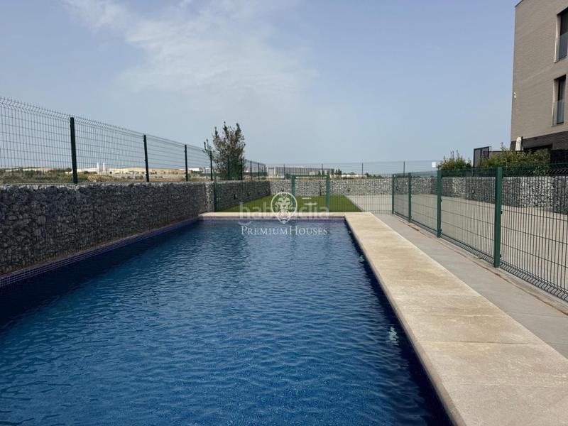 Foto ee91f9c4-3a5e-46d6-a39b-2cdbadd9d924. Alquiler dúplex moderno dúplex amueblado con piscina, parking y vistas a la naturaleza en Sabadell
