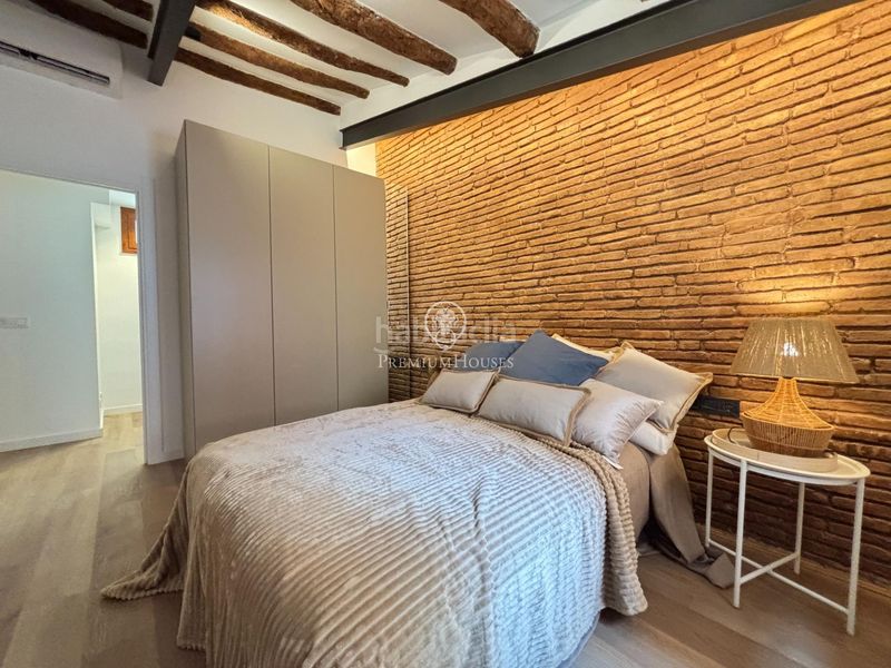 Foto 2b327a74-bef8-4cc1-8a80-8fc0b6576fa2. Casa amb piscina a Sants Barcelona