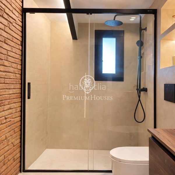 Foto 6b6afa7a-87a0-4da4-ac85-f72f7028a039. Casa amb piscina a Sants Barcelona