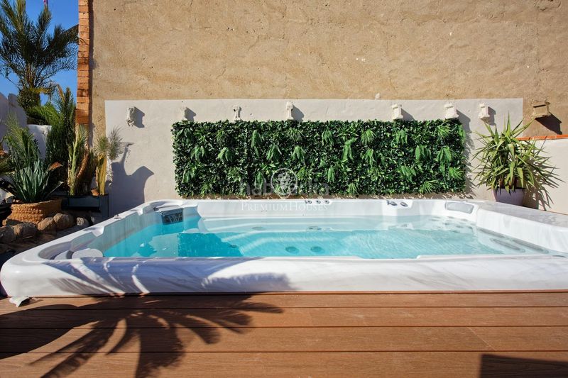 Foto 7d8df932-2138-4594-9a61-6ddb85fd22c6. Casa amb piscina a Sants Barcelona