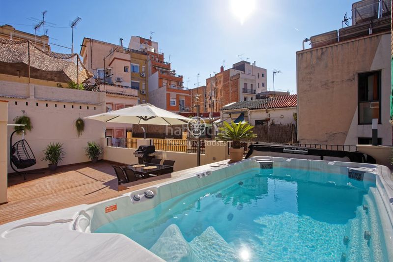 Foto 85a21ccc-6818-4471-9c27-0dd59002108a. Casa amb piscina a Sants Barcelona