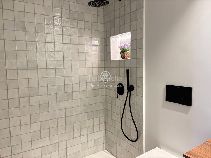 Foto 90326cf4-9334-4790-8a59-d6a2c94f0fd3. Casa amb piscina a Sants Barcelona