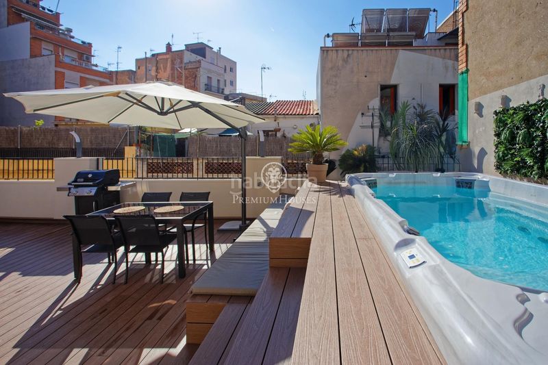 Foto 9c66a6ae-31c2-4d8e-b024-d33b073434a9. Casa amb piscina a Sants Barcelona