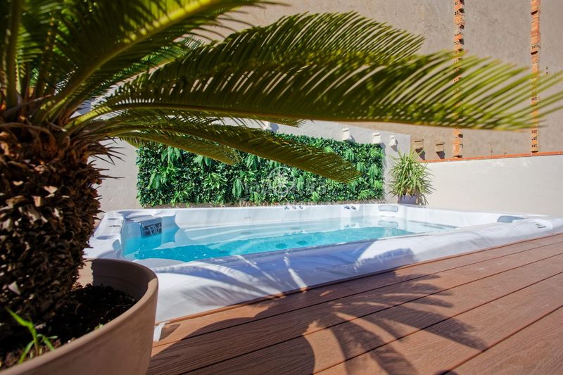 Foto ea8f4f24-2a4c-4227-a9ff-174e874808c6. Casa amb piscina a Sants Barcelona