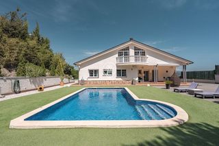 Maison à Bigues i Riells del Fai. Casa unifamiliar en venta con jardín y piscina