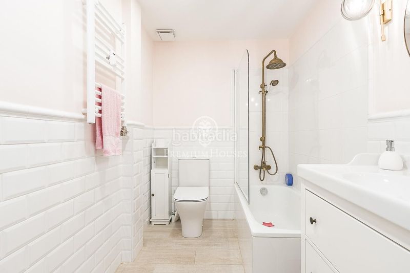 Foto 4c15066a-af1b-40d8-b55b-b0d380d196c1. Apartament amb calefacció aparcament a La Nova Esquerra de l´Eixample Barcelona