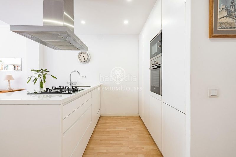 Foto 4dd1362f-43cd-4447-9b69-b789ddabaf67. Apartament amb calefacció aparcament a La Nova Esquerra de l´Eixample Barcelona