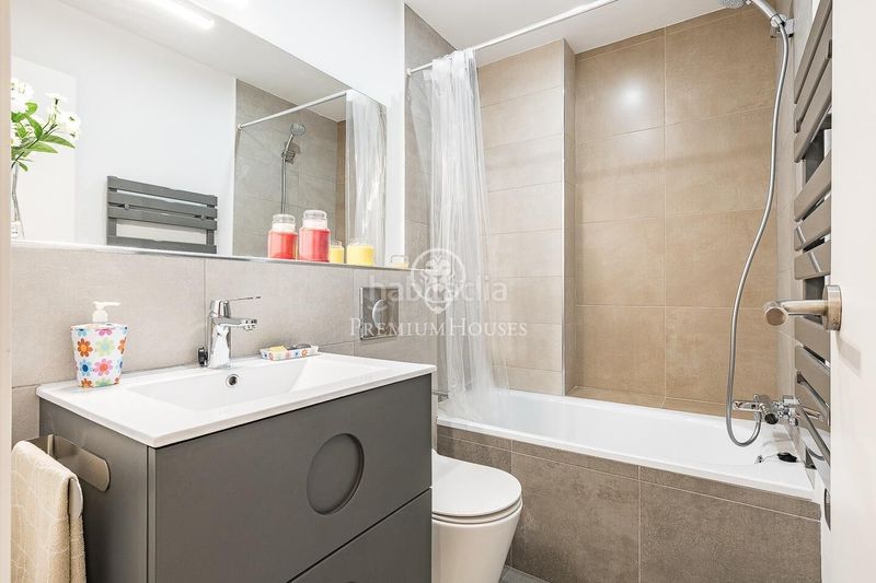 Foto 58ae4e03-262a-40c3-84ce-4ee9db488dfd. Apartament amb calefacció aparcament a La Nova Esquerra de l´Eixample Barcelona