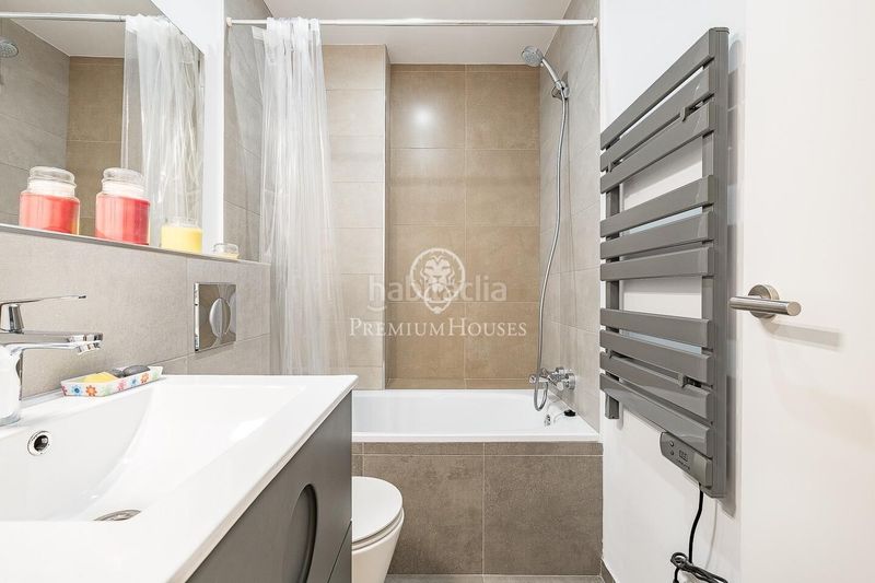 Foto a89d3962-fddb-4af9-8cae-8d53542132cf. Apartament amb calefacció aparcament a La Nova Esquerra de l´Eixample Barcelona