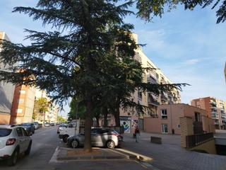 Aparcament cotxe a Santa Perpètua de Mogoda. Plaza de aparcamiento en centro de santa perpetua