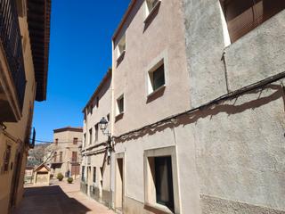 Casa adossada a Carrer de la saltadora 3. Casa de 225m2 con jardin