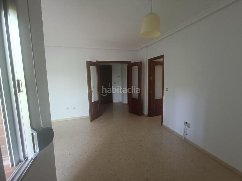Foto 0597a4b8-899f-429b-bf13-609675f276d8. Piso luminosa vivienda con terraza y piscina comunitaria en parque azahara en Córdoba