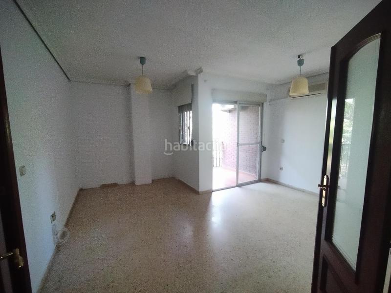 Foto 0727a5a2-b8f3-460f-92df-599b7520a911. Piso luminosa vivienda con terraza y piscina comunitaria en parque azahara en Córdoba