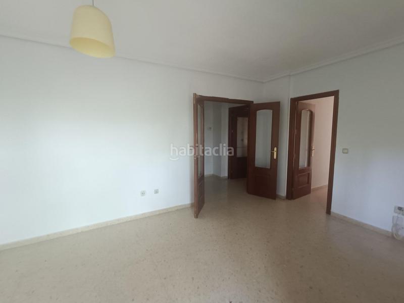 Foto 44838e55-d6a5-4b4f-8efc-ad42c705eedd. Piso luminosa vivienda con terraza y piscina comunitaria en parque azahara en Córdoba