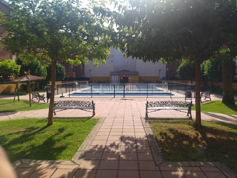 Foto 975c1f94-118a-4899-8134-6b1b6f3b1b8e. Piso luminosa vivienda con terraza y piscina comunitaria en parque azahara en Córdoba