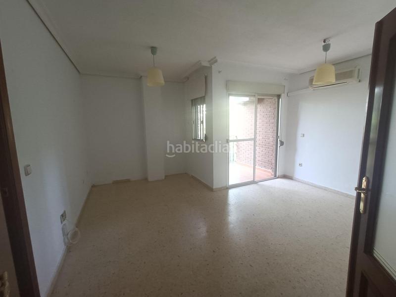 Foto b257b61d-0c1e-42b0-9ef3-17fa372b4e81. Piso luminosa vivienda con terraza y piscina comunitaria en parque azahara en Córdoba