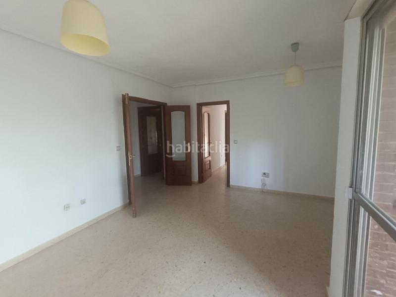 Foto edf5a408-5ad0-4413-9322-14ad293ab745. Piso luminosa vivienda con terraza y piscina comunitaria en parque azahara en Córdoba