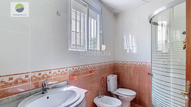 Foto 092e9fcd-e1b2-445e-905f-1cddf0dd20f9. Casa amb aparcament a Avda. De los Ogíjares Armilla