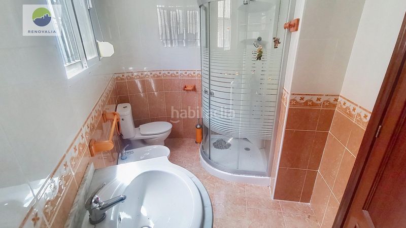 Foto f63f2264-bfcb-43df-9e47-8d83b96c2431. Casa amb aparcament a Avda. De los Ogíjares Armilla