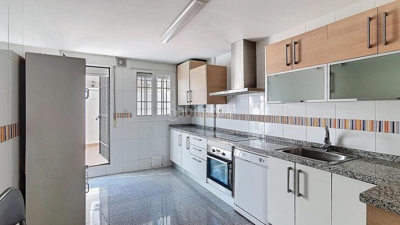 Foto 970bee46-62a2-43df-984d-a1d71b6ca382. Reihenhaus mit heizung parking in San Miguel Armilla