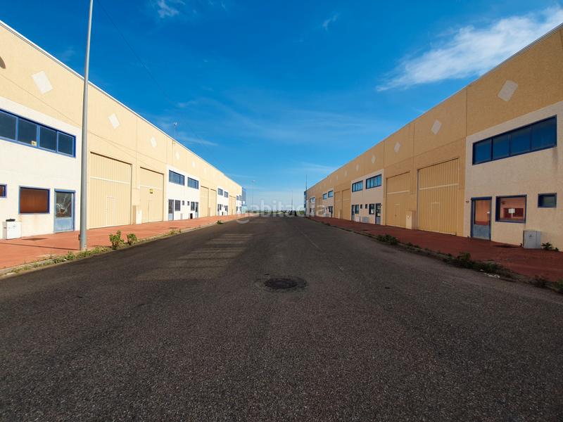 Foto 200de0c5-ba41-4272-8137-3f0904e22c6a. Bâtiment à usage industriel dans Burguillos