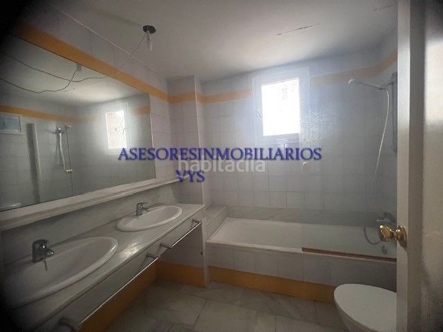 Foto 1208afbc-96f7-4564-a83d-156a05a2ae5c. Chalet en calle abeto 19 ¡bajada de precio! urbanización la juliana: ahora por tan solo 295.000 €. en Bollullos de la Mitación