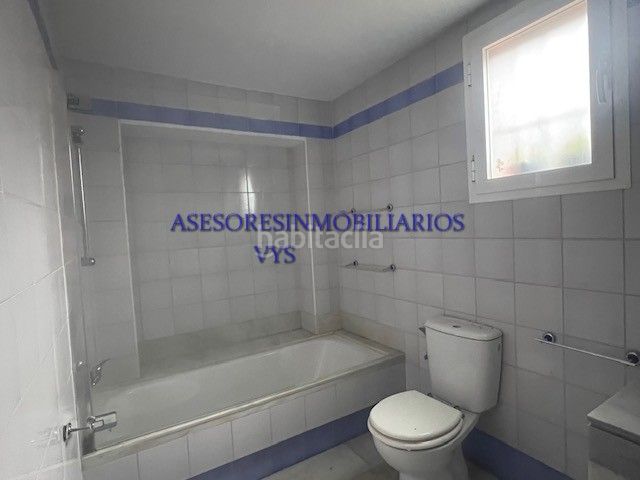 Foto 974b0a3b-cf04-4609-94b4-0e4eafb9745b. Chalet en calle abeto 19 ¡bajada de precio! urbanización la juliana: ahora por tan solo 295.000 €. en Bollullos de la Mitación