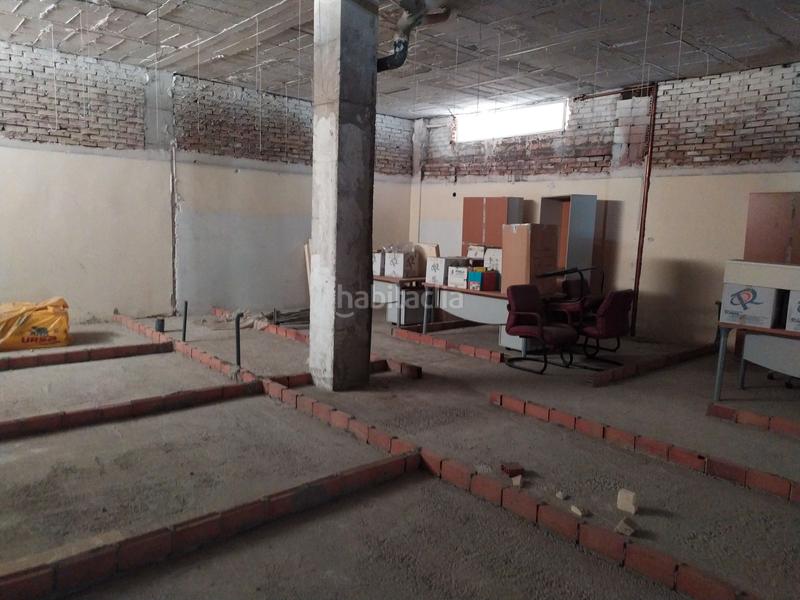 Foto b47f0be7-cf0b-4589-bf68-53f44cd0ad3a. Location local commercial dans calle andrés bernáldez 1a dans Sevilla