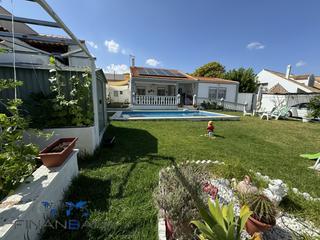 Xalet en Avenida Juan Diego. Precioso chalet independiente en pleno centro de bormujos, pocas