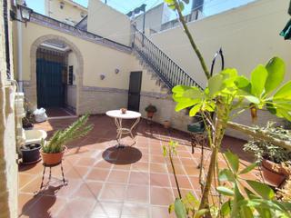 Masia a Pilas. Se vende cómoda casa de una planta, con salida a dos calles y co