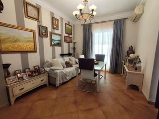 Maison à Hinojos. Se vende bonita casa de dos plantas en hinojos con salida a dos