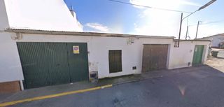 Industrial building in Villamanrique de la Condesa. Oportunidad de inversión nave versátil con potencial residencial