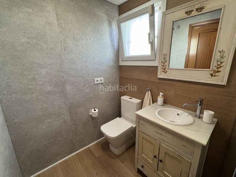 Foto 9439b7ff-9d46-4678-9c29-78bfe96c54e6. Casa aparellada amb aparcament a Zona Universitaria Bormujos