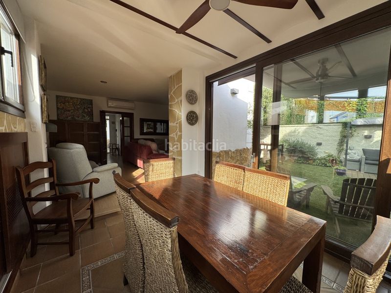 Foto ab6624a5-887b-4489-ba05-14f99e74532a. Casa aparellada amb aparcament a Zona Universitaria Bormujos