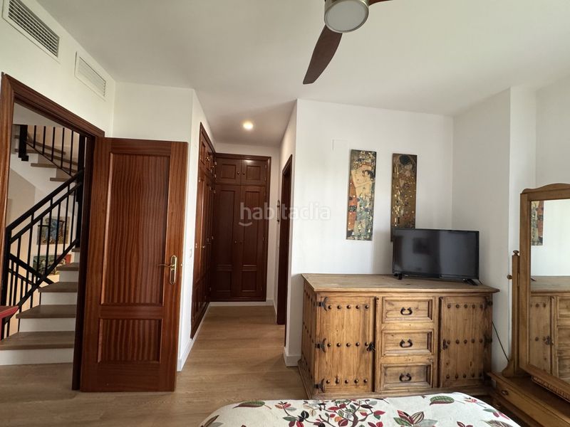Foto cc569386-90e2-42cc-9b3d-11f46787d926. Casa aparellada amb aparcament a Zona Universitaria Bormujos