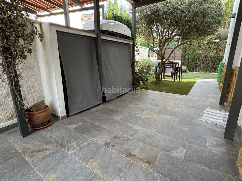 Foto f1e56049-31fc-4c21-ae21-d414fc80c122. Casa aparellada amb aparcament a Zona Universitaria Bormujos