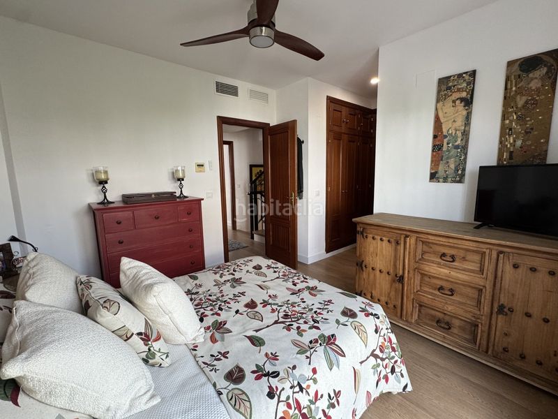 Foto ffe53c57-f97a-4db9-a406-1da163883212. Casa aparellada amb aparcament a Zona Universitaria Bormujos