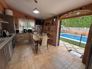 Chalet à Bollullos de la Mitación. Precioso chalet independiente en el pueblo de bollullos de la mi