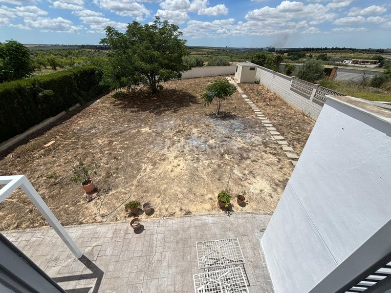 Foto 8d5bce2d-87cb-4736-ba29-32f0ab5deafd. Xalet amb aparcament piscina a Zona Universitaria Bormujos