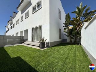 Casa aparellada a Nuevo Bulevar. Chalet con piscina privada, garaje y jardin en nuevo bulevar  ma