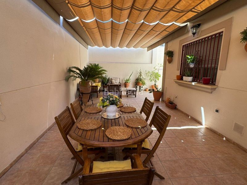 Foto a70d7952-6f2e-431d-9812-d1712c13712d. Casa aparellada amb calefacció a Zona Universitaria Bormujos