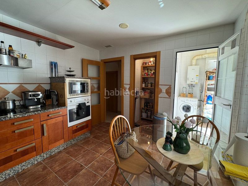 Foto f091a5c3-158d-423e-9e44-eceb1dd77272. Casa aparellada amb calefacció a Zona Universitaria Bormujos